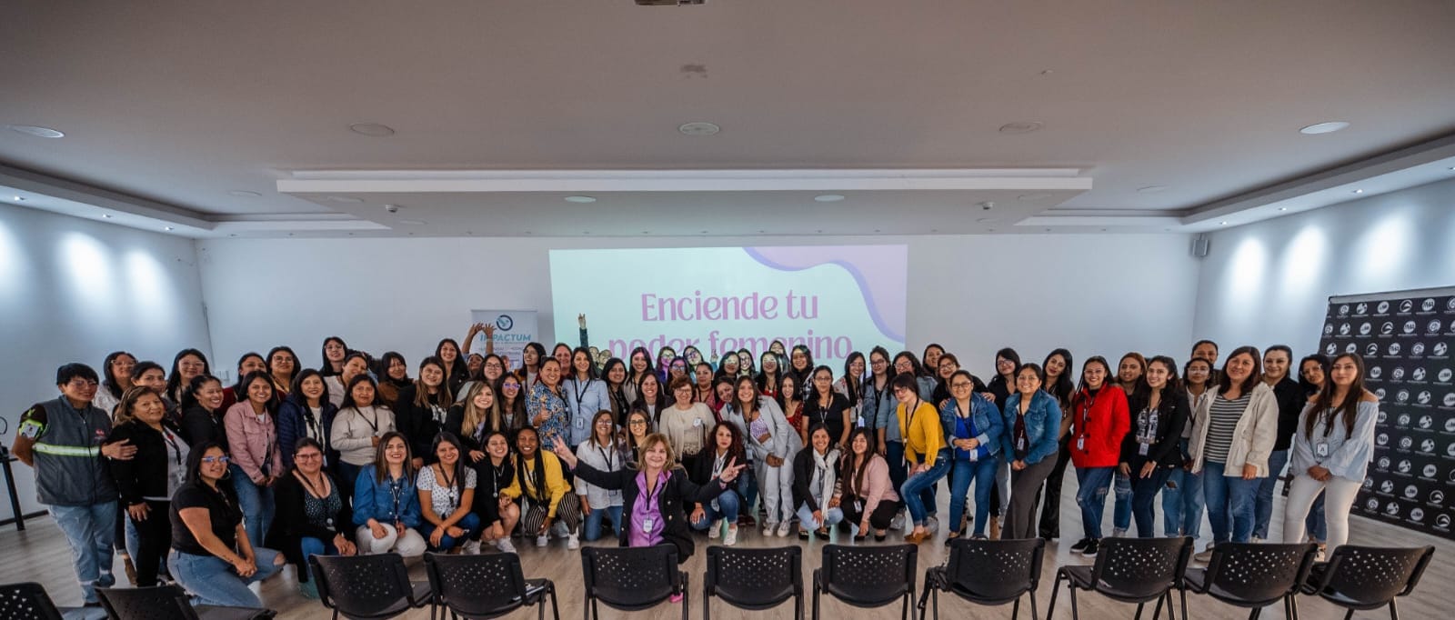 Grupo de colaboradoras en taller de motivación de Impactum